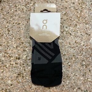 FINAL RESTOCK! Mens Medium ON Cloud Running LOW-Rise Sock, Black Shadow Color